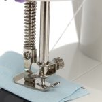 چرخ خیاطی مینی اورجینال مدل SM202A | مینی چرخ خیاطی برقی و باتری خور قابل حمل - تصویر 6